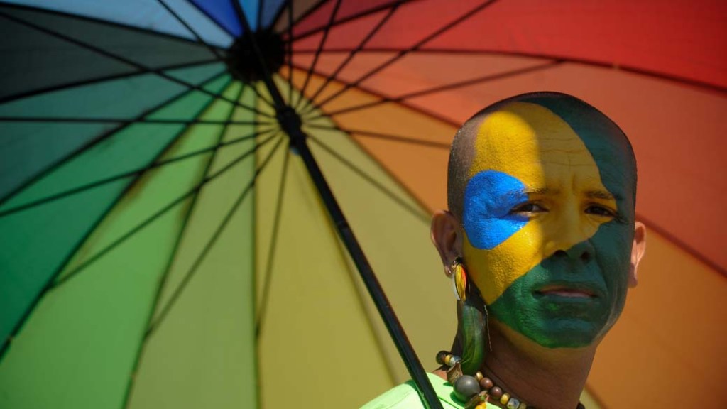 Membro da comunidade LGBT participa de marcha contra a homofobia na Esplanada dos Ministérios, em Brasília