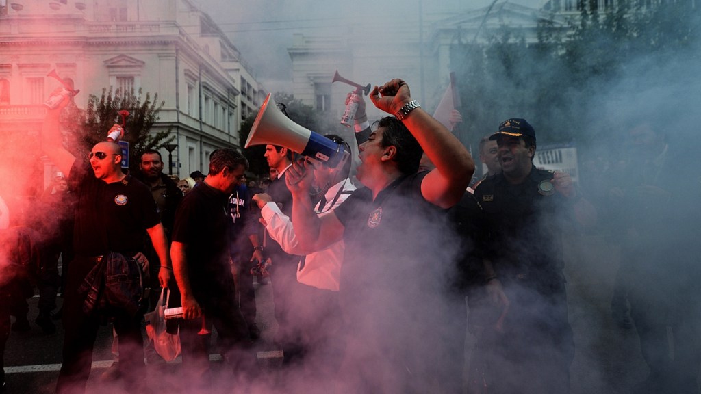 Manifestação de policiais contra medidas de austeridade em Atenas, em 1º de novembro