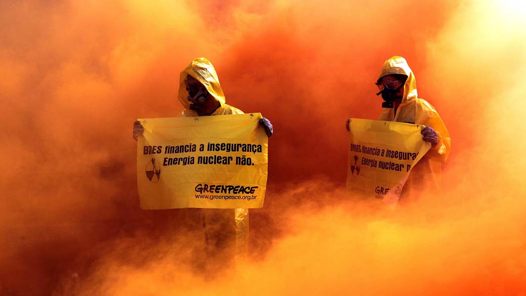 Grupo de ambientalistas do Greenpeace protestam em frente a sede do BNDES no Rio de Janeiro, exigindo a suspensão do financiamento da Usina Nuclear Angra III