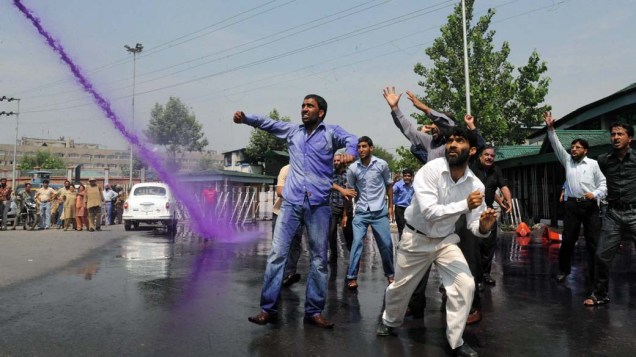 Manifestantes durante confronto com a polícia em Srinagar, na Caxemira indiana