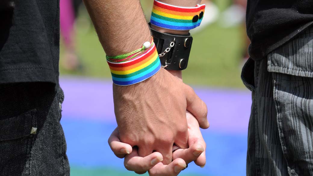 Casal gay em protesto contra a homofobia
