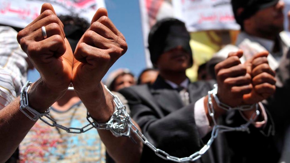 Manifestantes exigem a libertação de companheiros detidos durante protestos contra o regime presidencial em Sanaa, Iêmen