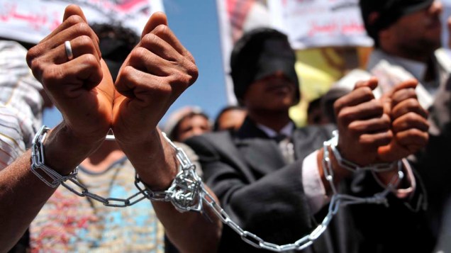 Manifestantes exigem a libertação de companheiros detidos durante protestos contra o regime presidencial em Sanaa, Iêmen