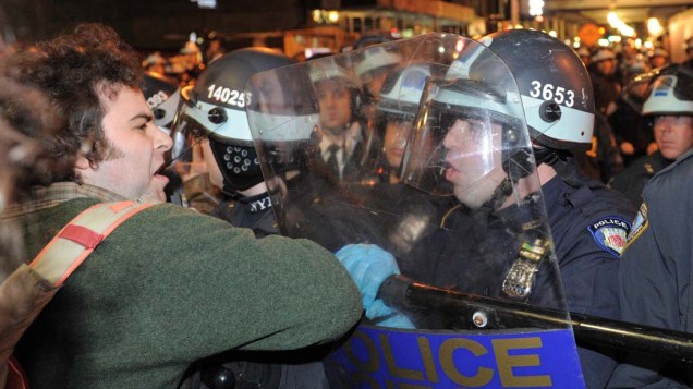 Confronto entre manifestantes do "Occupy Wall Street" e policiais em Nova York, nos Estados Unidos