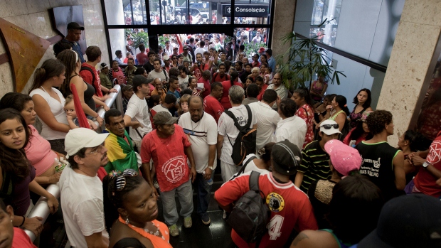 Manifestantes do Movimento dos Trabalhadores Sem-Teto (MTST) invadem prédio do Banco do Brasil na Avenida Paulista