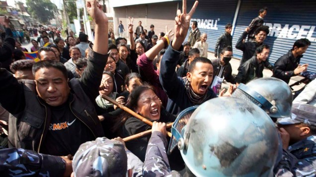 Policiais em conflito com manifestantes tibetanos durante protesto contra a China no campo de refugiados em Katmandu, no Nepal