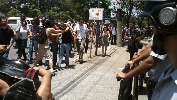 No 91ºDP, na Zona Oeste de São Paulo, estudantes pedem a libertação dos 70 invasores da reitoria, presos durante a reintegração de posse do prédio na madrugada desta terça-feira
