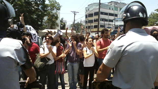 Manifestação de estudantes em frente ao 91º DP, para onde foram levados os invasores da reitoria