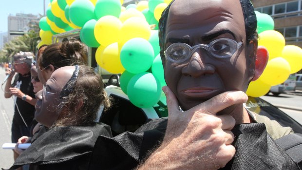 Manifestantes usam máscaras em homenagem ao relator do processo do mensalão, ministro Joaquim Barbosa