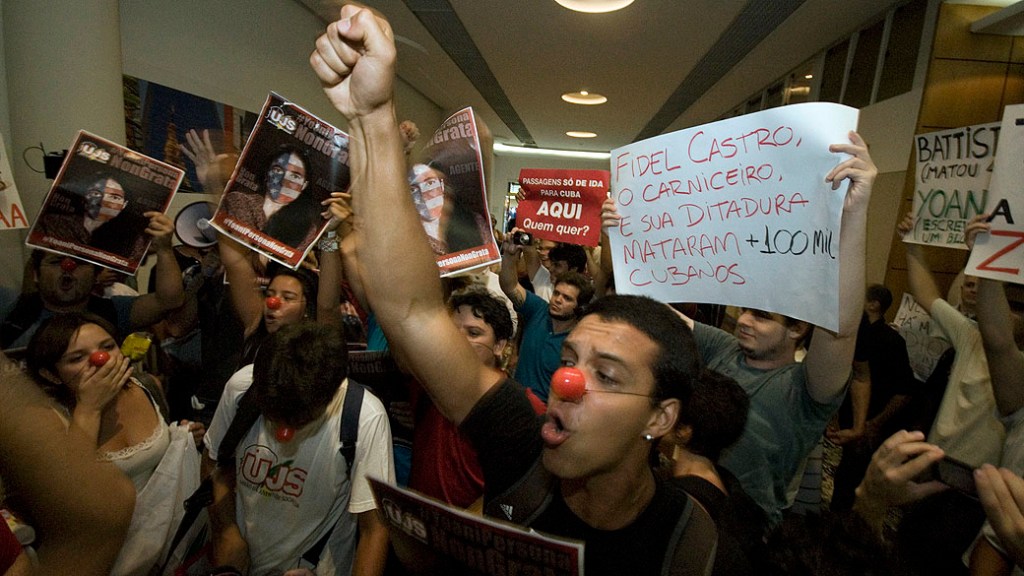 Manifestantes interromperam evento com a blogueira Yoani Sánchez, em livraria em São Paulo