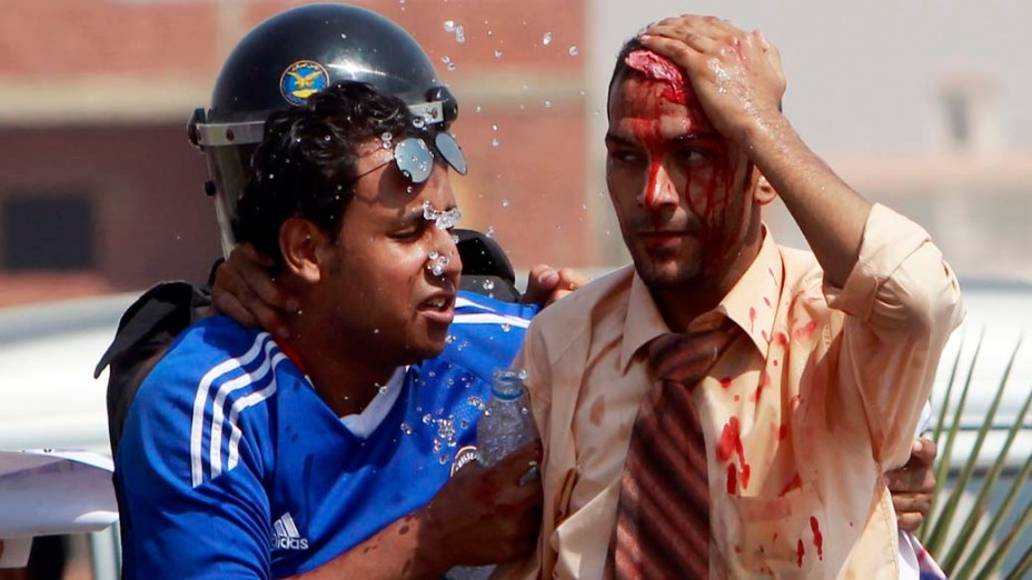 Manifestante ferido durante protesto contra Hosni Mubarak em frente à Academia de Polícia do Cairo, onde acontece o julgamento do ex-presidente. Mubarack que governou o Egito por quase 30 anos esta em prisão domiciliar
