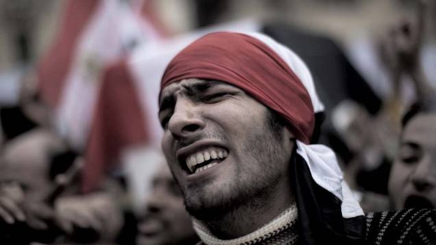 Manifestante participa de funeral simbólico em homenagem ao jornalista Ahmed Mohammed Mahmud, morto durante confronto entre manifestantes no centro do Cairo, Egito