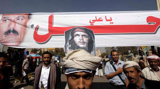 Manifestante com imagem de Che Guevara durante protestos contra o governo no centro de Sanaa, Iêmen
