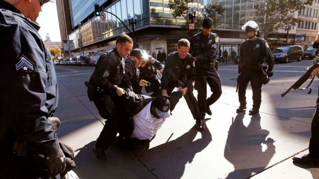 Policiais carregam manifestante do "Occupy Oakland", na Califórnia
