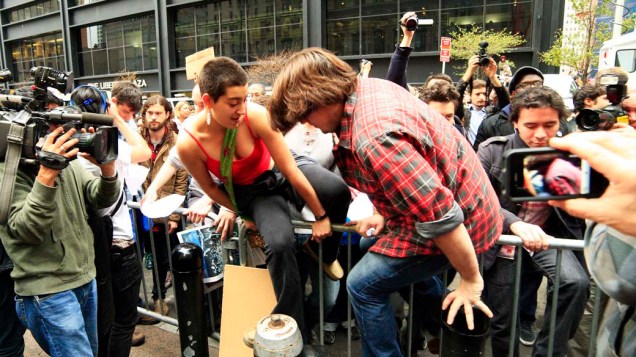 Manifestantes do "Occupy Wall Street" pulam barricada de proteção em Nova York, nos Estados Unidos