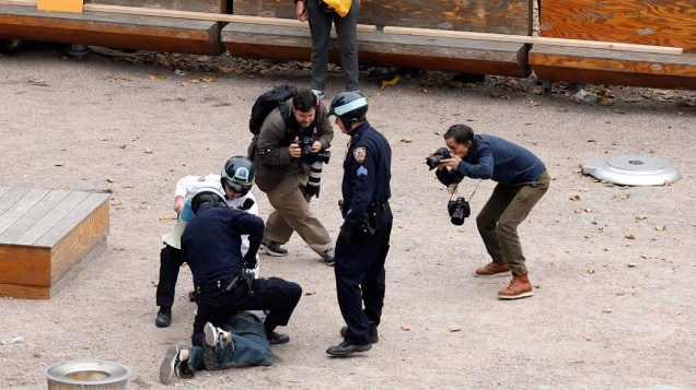 Policiais imobilizam manifestante do "Occupy Wall Street" em Nova York, nos Estados Unidos