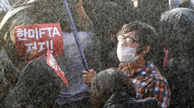 Manifestantes durante passeata contra o Tratado de Livre Comércio em Seul, Coreia do Sul
