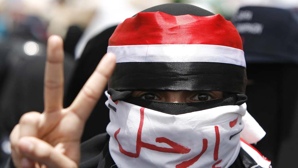Manifestante em protesto contra Ali Abdullah Saleh no centro de Sanaa, Iêmen