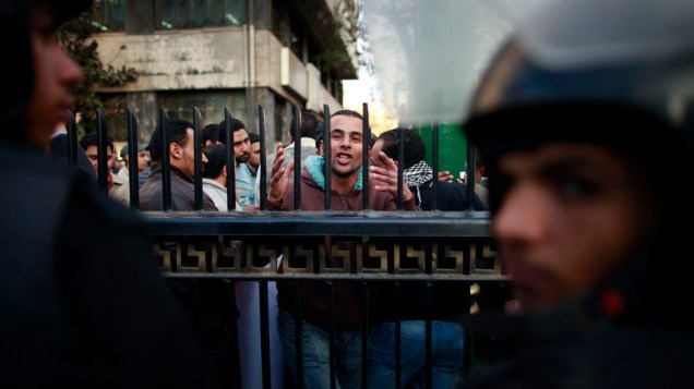 Manifestante em frente ao parlamento durante protesto que exige que o o poder seja dado aos civis no Cairo, Egito