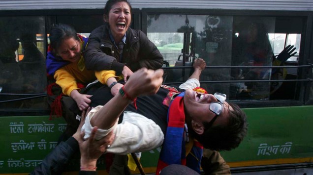 Exilado tibetano protesta durante reunião entre China e Índia, em Nova Délhi