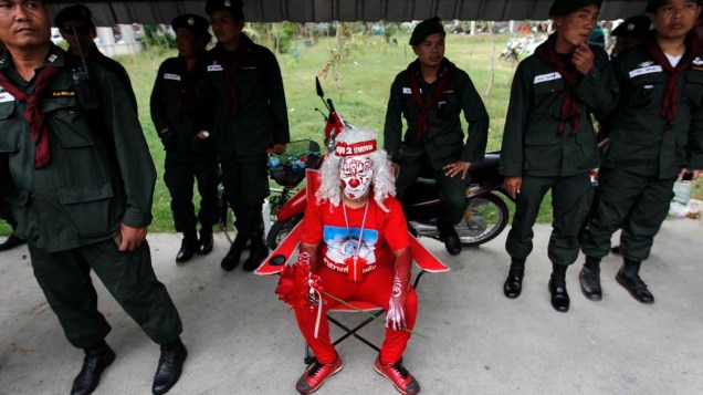 Manifestante espera por notícias sobre os líderes de movimento contra o governo que estão presos em Bangcoc