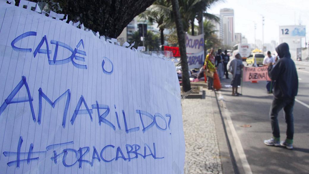 Manifestantes acampados na rua de Sérgio Cabral perguntam por pedreiro desaparecido
