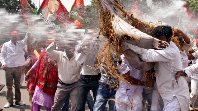 Manifestantes durante protesto contra aumento do preço do petróleo em Lucknow, Índia