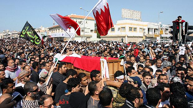Manifestantes carregam caixão de xiita morto no Bahrein