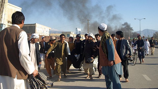Os manifestantes gritavam frases como 'Morte aos Estados Unidos' e 'Morte a (Hamid) Karzai', o presidente afegão