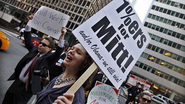 Manifestantes do movimento Occupy Wall Street em protesto contra Mitt Romney nesta quarta-feira, em Nova York