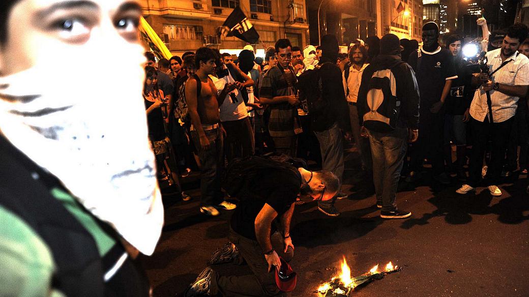 Manifestantes e o Batalhão de Choque da PM entram em confronto em protesto contra o reajuste a tarifa de ônibus no Rio