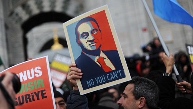 Manifestante levanta uma placa dirigida a Mubarak: "Não, você não pode"