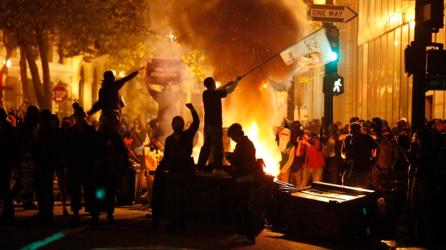 Manifestantes durante o protesto “Occupy Oakland” na cidade de Oakland, nos Estados Unidos