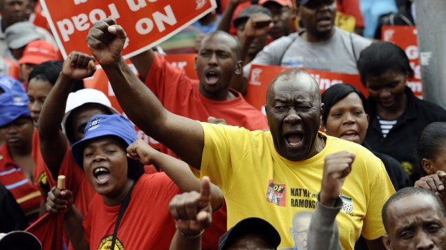 Manifestantes durante marcha contra a instalação de novos pedágios em estrada e agências de trabalhos temporários em Johanesburgo, África do Sul