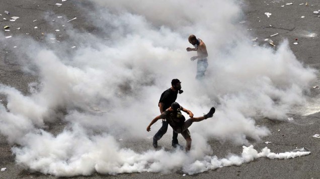 Manifestantes em conflito com a polícia durante protesto em Atenas, Grécia. Os manifestantes pedem a derrubada de um pacote de medidas de austeridade, que deve aumentar os impostos e privatizações no país