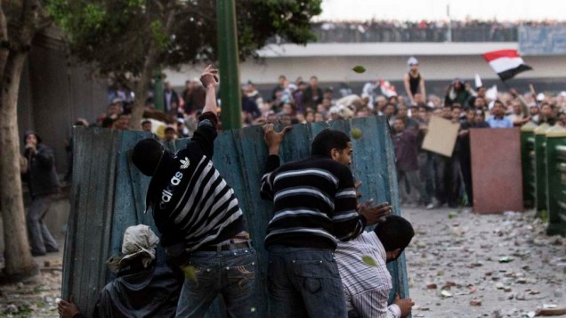 Manifestantes pró e contra o governo de Hosni Mubarak se enfrentam no centro do Cairo. Pela primeira vez em nove dias de manifestações um grupo pró-governo entrou em conflito com os demais manifestantes