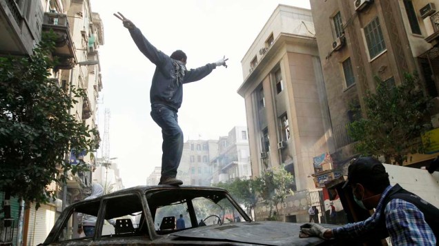 Manifestantes lutam pelo fim do poder militar durante o terceiro dia de confrontos na praça Tahrir no Cairo, no Egito