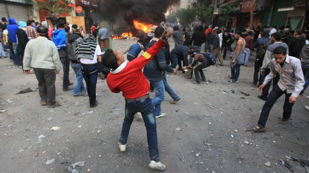 Manifestantes lutam pelo fim do poder militar durante o terceiro dia de confrontos na praça Tahrir no Cairo, no Egito