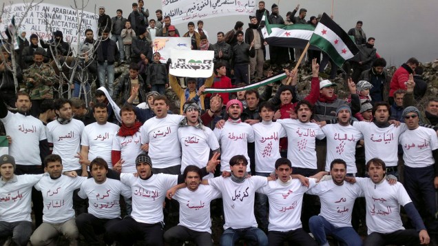 Manifestantes em protesto contra o presidente Bashar al-Assad em Idlib, Síria
