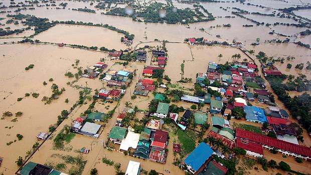 Segundo autoridades filipinas, entre 60% e 80% de Manila ainda se encontra sob a água