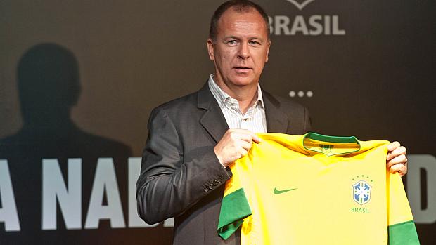 Mano Menezes na apresentação da nova camisa da seleção brasileira