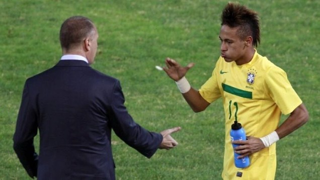 O técnico da seleção brasileira, Mano Menezes, cumprimenta Neymar depois de partida contra o Equador, na Copa América de 2011, na Argentina