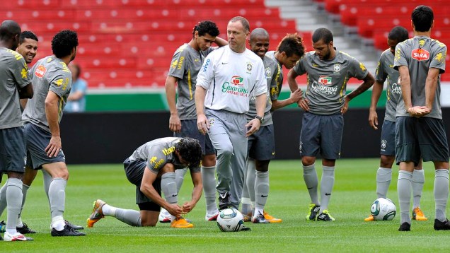 O técnico Mano Menezes comanda o treino da seleção brasileira na Mercedes-Benz Arena, em Stuttgart, na Alemanha, antes do amistoso contra a seleção local