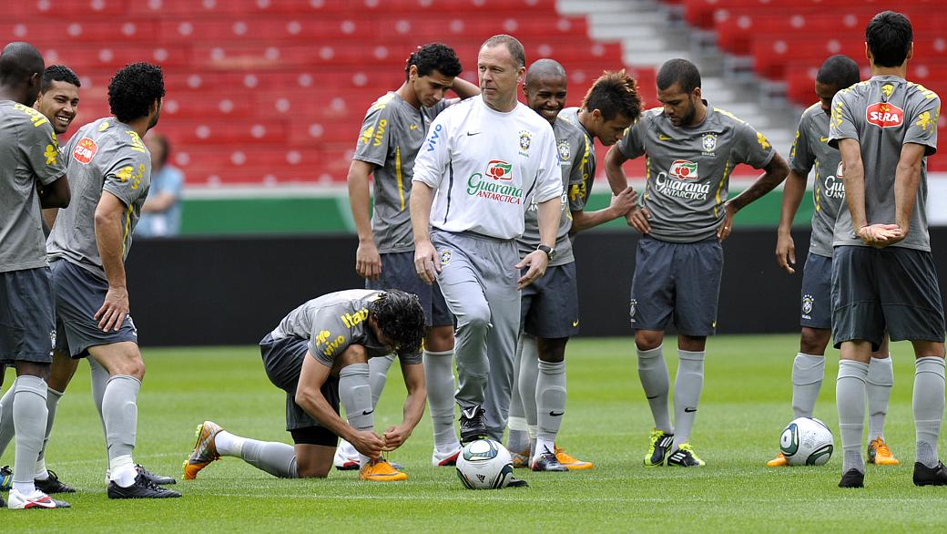 O técnico Mano Menezes comanda o treino da seleção brasileira na Mercedes-Benz Arena, em Stuttgart, na Alemanha, antes do amistoso contra a seleção local
