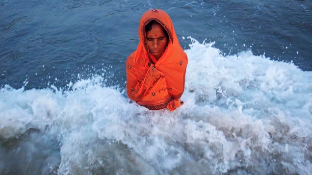 Hinduísta faz oração para o Deus Sol às margens do mar Arábio no festival “Chhat” em Mumbai, na Índia