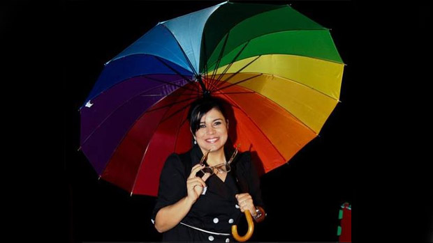 Mara Maravilha com guarda-chuva "gay" em foto publicada no Facebook