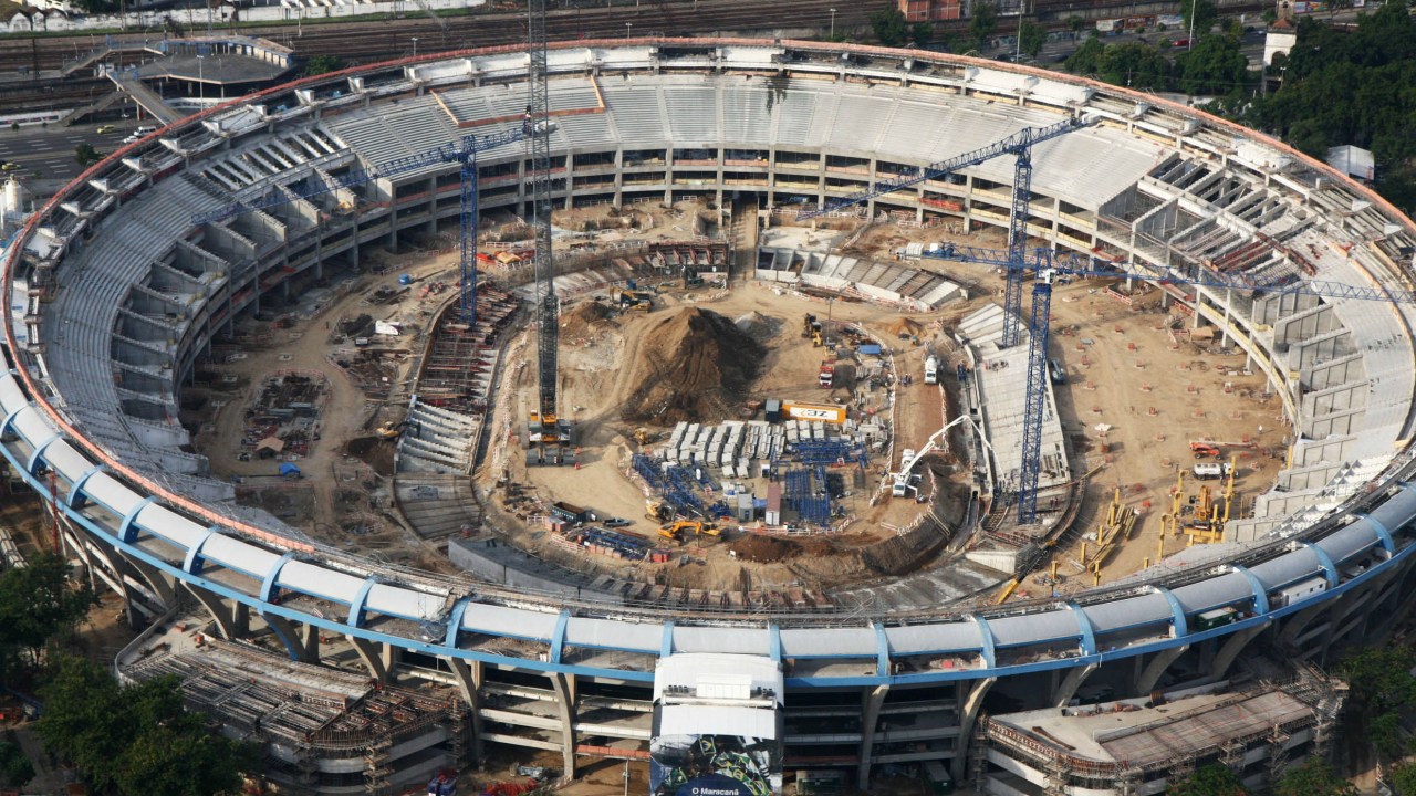 Vista aérea do Maracanã: começa a construção de arquibancadas e camarotes do novo estádio que terá final da Copa