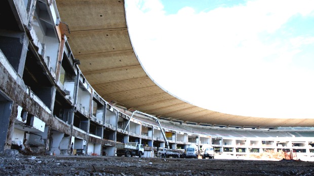 O estádio sem as arquibancadas: construção das novas estruturas está prevista para maio