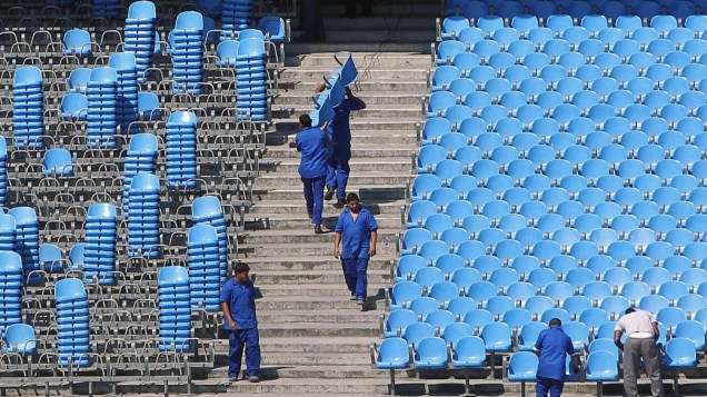 Trabalhadores retiram as cadeiras da arquibancada do Maracanã, que passará por reformas para sediar a Copa do Mundo de 2014