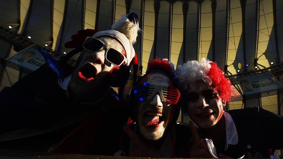 Torcedores da França aguardam o início do jogo contra o Equador no Maracanã, no Rio